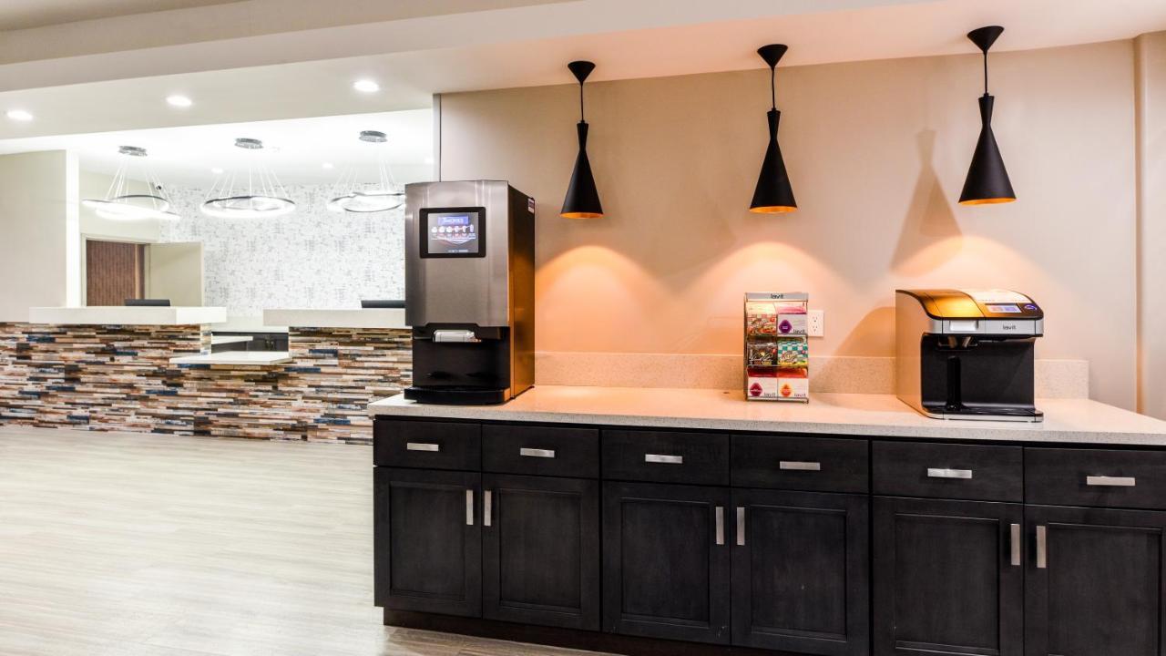 Hollywood 3* West Athens